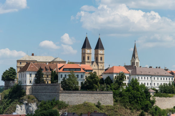 https://de.wikipedia.org/wiki/Veszpr%C3%A9m#/media/Datei:Veszpr%C3%A9m_castle.jpg